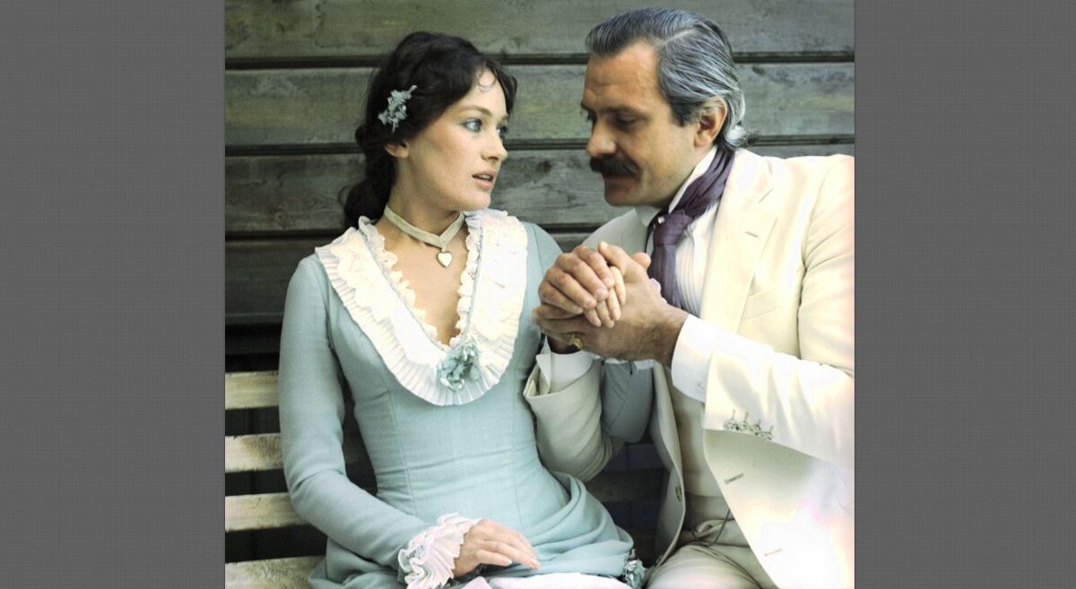 Благодаря съёмкам в "Служебном романсе" Лариса Гузеева стала популярной