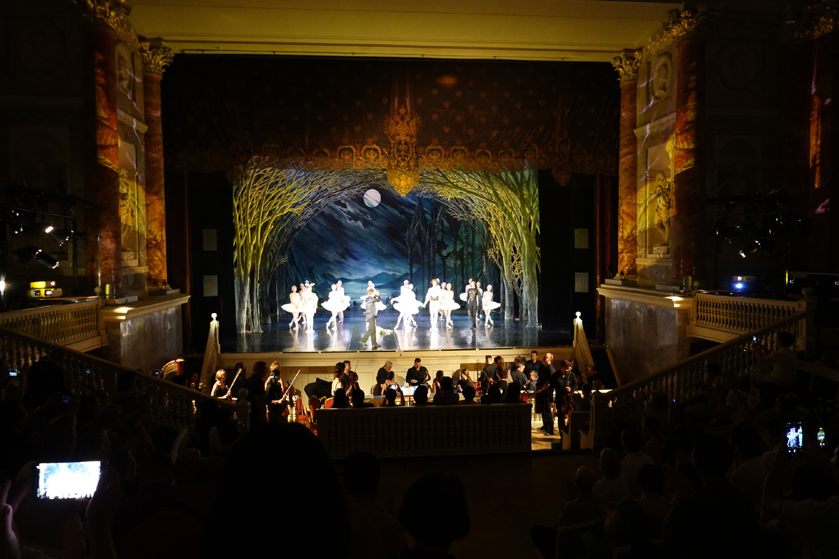 Актеры на сцене и музыканты перед сценой