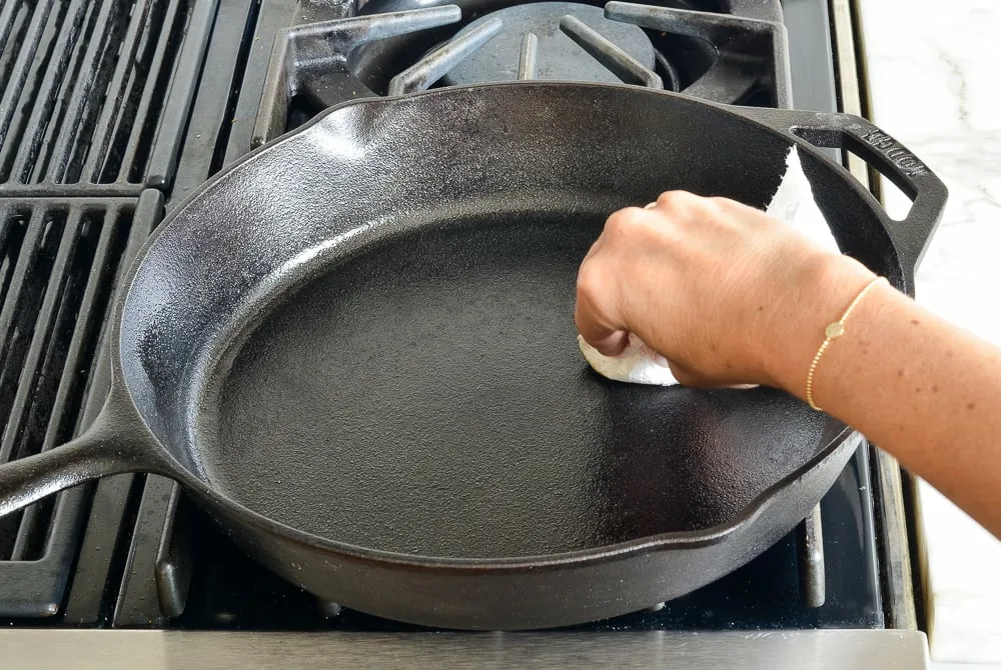 Фото с сайта: https://www.onceuponachef.com/images/2017/07/How-to-clean-cast-iron-6-1.jpg