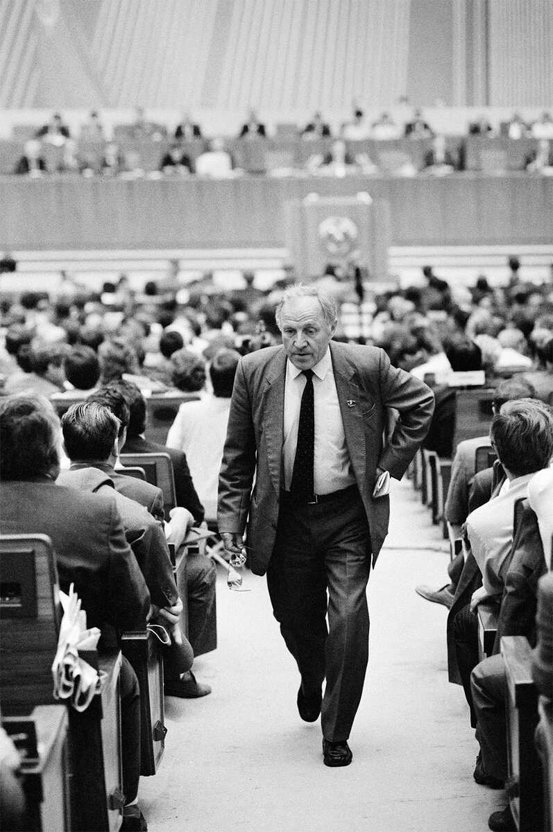    Актер театра и кино, художественный руководитель Государственного академического театра имени Евгения Вахтангова, народный артист СССР Михаил Александрович Ульянов после выступления на первом съезде Народных депутатов в Москве. 1990 г. Фото: РИА Новости/ Борис Кауфман