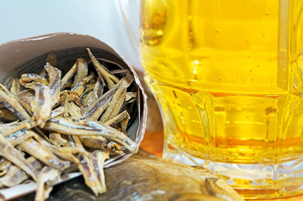 Соленый анчоус и холодное в жару пиво - это ли не счастье в субботу? ) фото яндес.