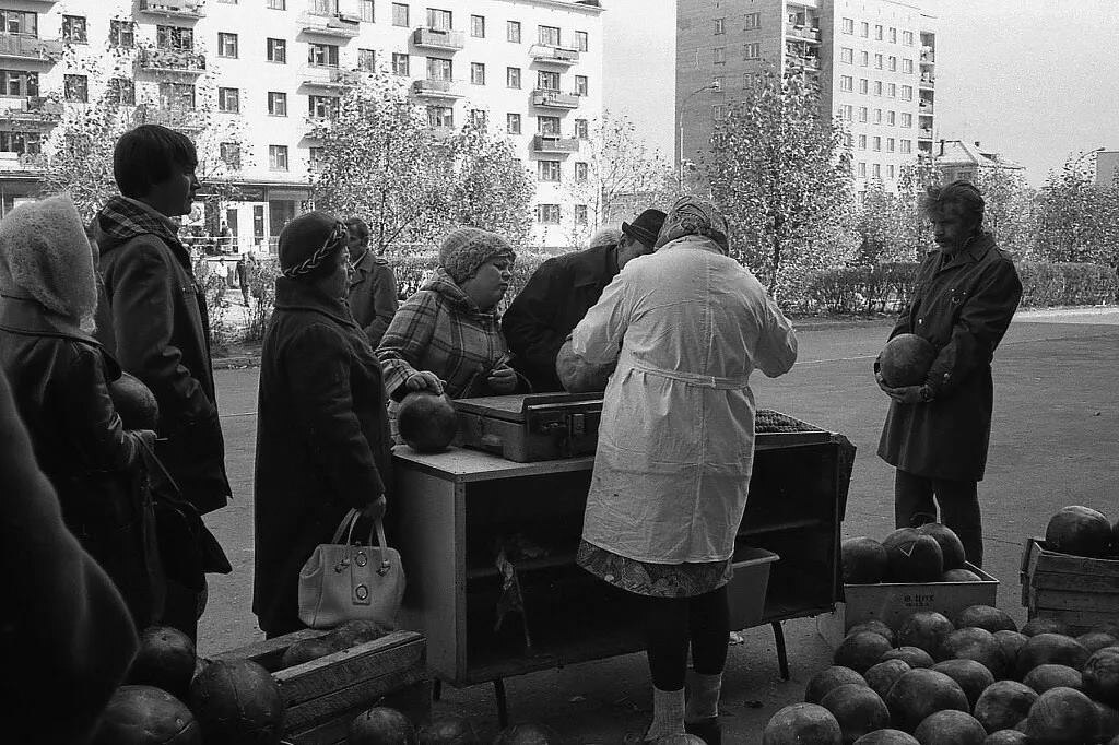 Торговля арбузами в г. Братске. Фото автора. 80-е годы.