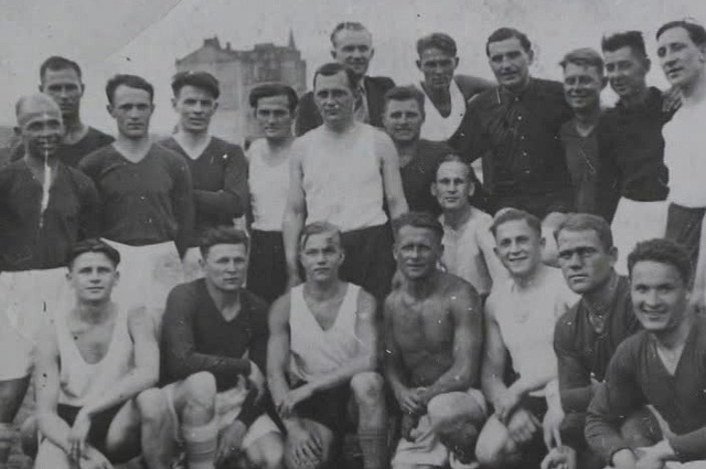    ​Весной 1942 года назначенный немцами директором хлебозавода номер Иосиф Кордич решил организовать футбольную команду «Старт». Кадр видео