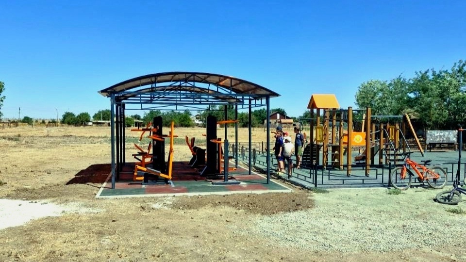 Новая тренажерная площадка рядом с детской, установленной по другой программе