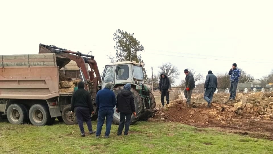 Сначала на субботнике расчистили площадку