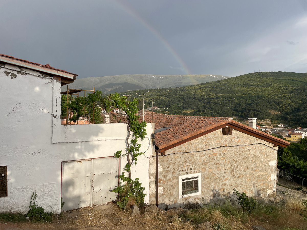 Вот эти три строения - это один дом