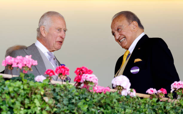 Король Карл III и Вафик Саид наблюдают за скачками из королевской ложи во время пятого дня Королевских скачек в Аскоте в 2024 году на ипподроме Аскот 22 июня 2024 года в Аскоте, Англия. Фото Max Mumby/Indigo/Getty Images