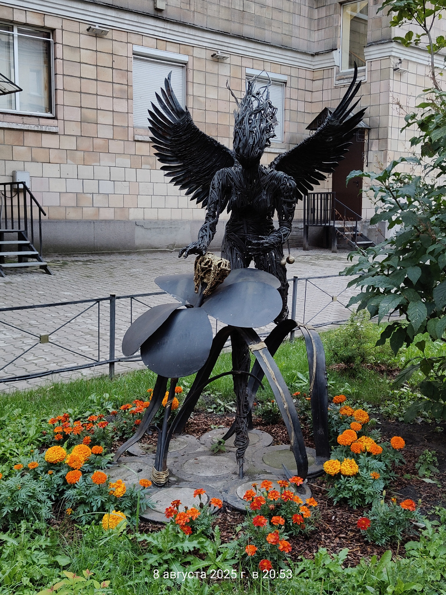 Какая-то фея. Возможно, зубная. Рядом стоматология находится.