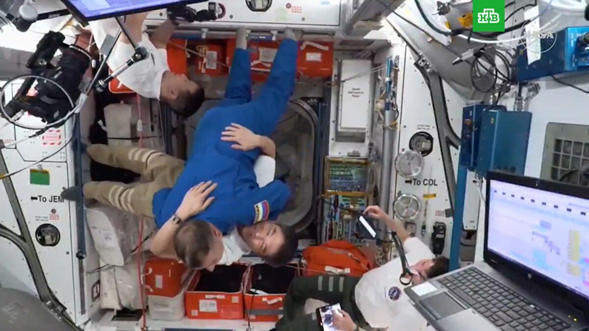    Встречу нового экипажа на борту МКС сняли на видео