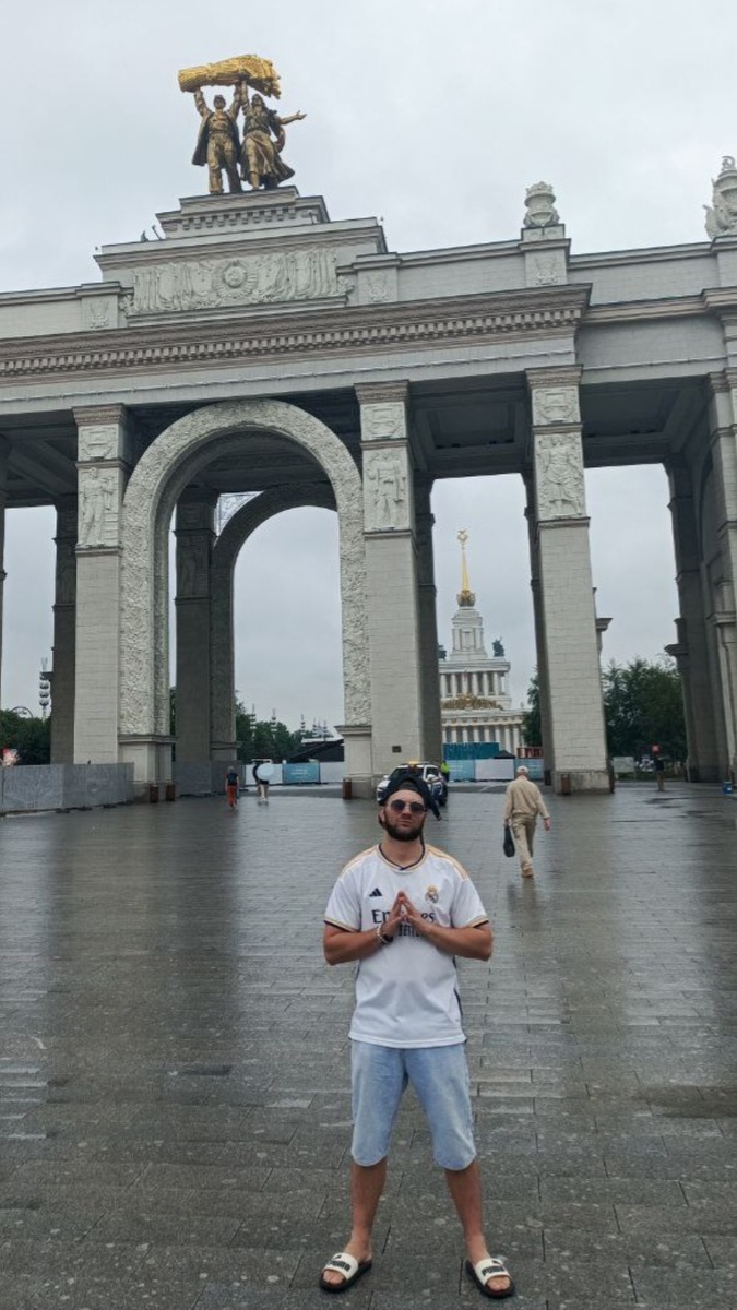 Притворись, что всё нормально,
Создай сценарий, по возможности реальный,
Где нет проблем, отсутствуют оковы,
Там ты в движениях не скован

Воображай, играй, живи в своём кино,
В нём режиссёр твой собственный талант,
Он сценарист, он монтажёр, он музыкант, 
И продолжительность его, реализуешь сам

Забудь про хлопоты, которые мешают,
Про негатив забудь, что разум затмевает,
А если страшно станет, промолви - "не боюсь",
Я в свою очередь, с тобою также притворюсь.