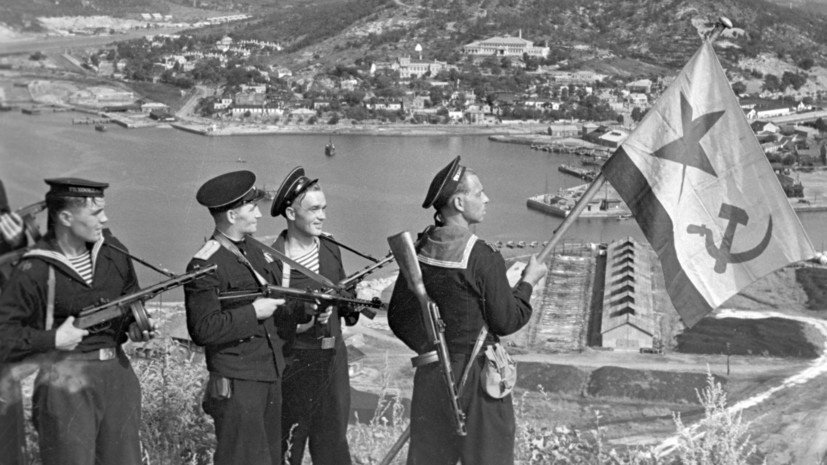     Моряки Тихоокеанского флота водружают флаг ВМФ СССР над бухтой Порт-Артура РИА Новости Евгений Халдей
