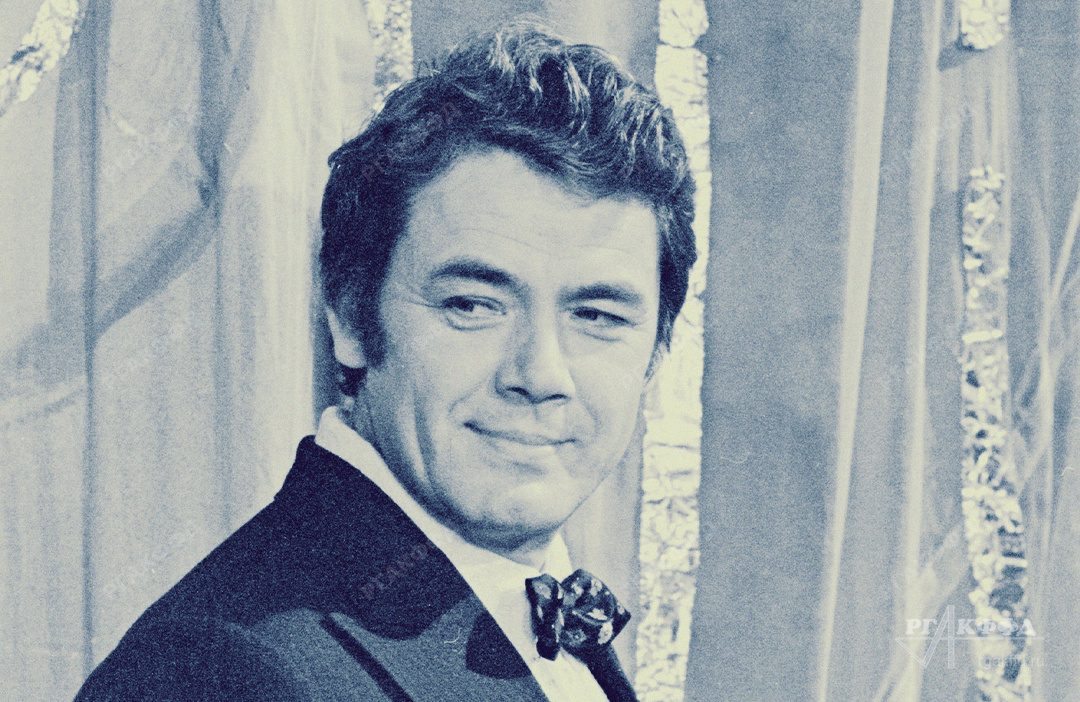 Певец Ю.А. Гуляев в Концертной студии «Останкино» / Москва, 24 ноября 1973 г. / Фотограф: Б.Е. Вдовенко / РГАКФФД. Арх.№ 0-379578