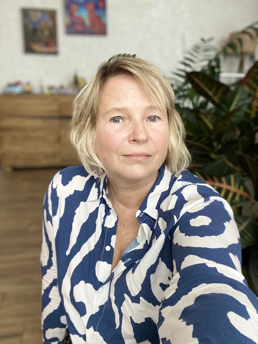 Здесь нет спасательства и жертвенности. Есть присутствие, в котором страхи перестают управлять, а внутренняя опора становится реальностью. Мой путь в Терапии Души — и как это работает