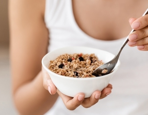 Какая овсянка самая вредная: в пакетиках, хлопья или цельная? Нутрициолог расставил все точки над "i"