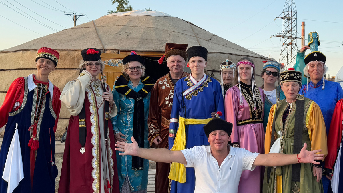 Автор - вторая слева, Наташа -третья. Гид Максим готов всех обнять! Фото из архива автора