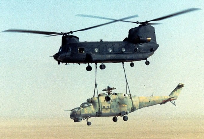 MH-47 Chinook армии США эвакуирует ливийский Ми-25 11 июня 1988 года (thearmorylife.com)