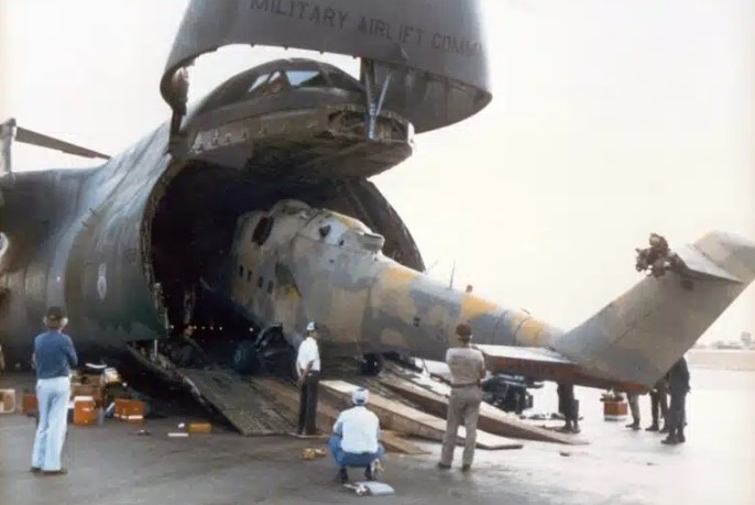 Погрузка Ми-25 в C-5 Galaxy в Нджамене (thearmorylife.com)