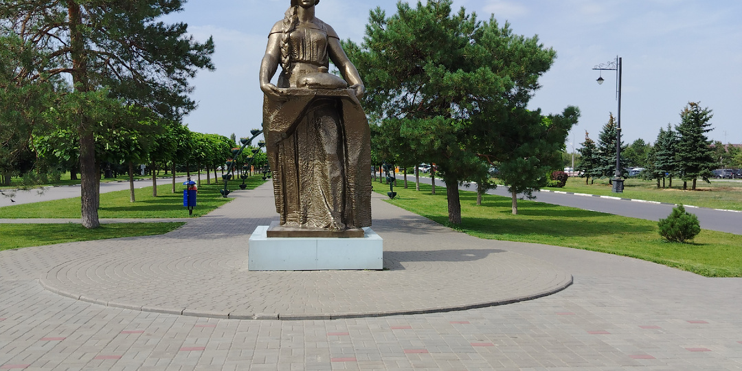 Скульптура «Хлеб-соль» возле аэропорта Волгограда.