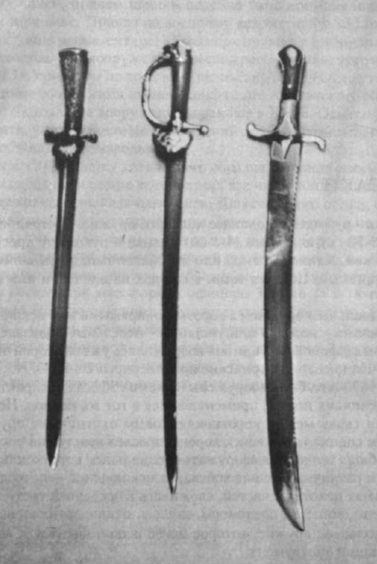Рис. 1. Европейские охотничьи ножи и армейский тесак XVIII в.