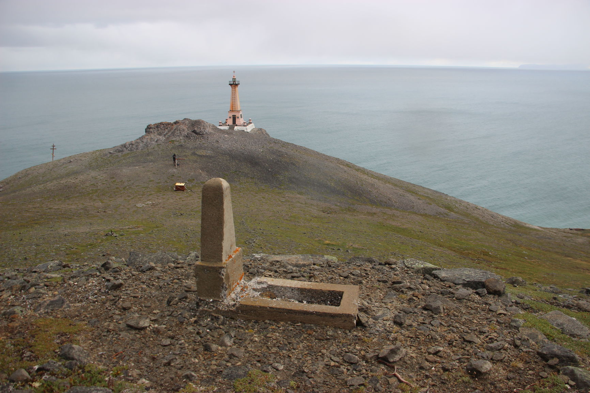 Неизвестный памятник и маяк, питающийся от аккумуляторов.