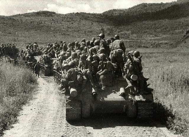 Советские войска вступили в Манчжурию.