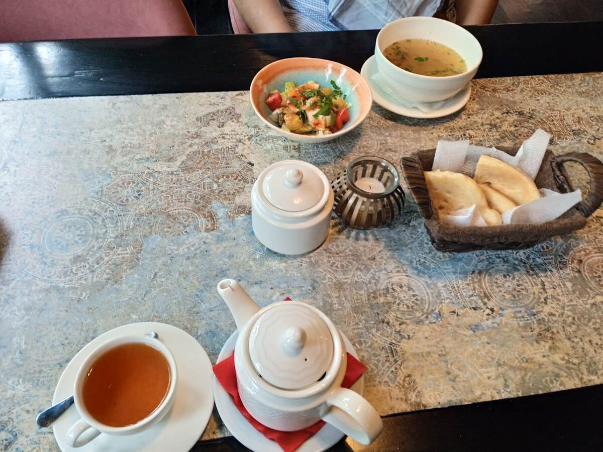 Второе еще не принесли. 