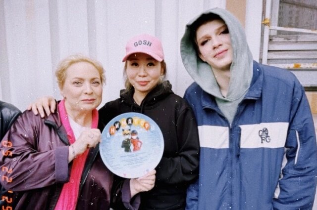    Ая-Ганга Улзытуева (в центре) недавно сняла новый короткометражный фильм в жанре драмеди, в котором одну из ролей сыграла известная комедийная актриса Светлана Пермякова (слева). Фото: Социальные сети