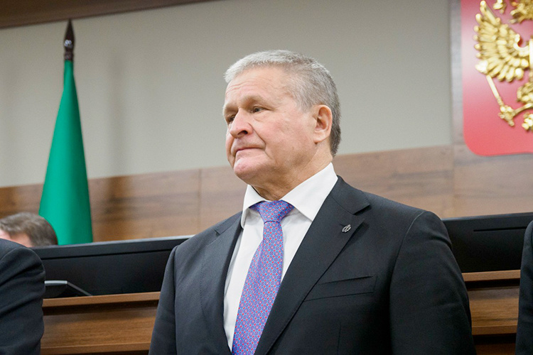    Действующий сенатор Терентьев может вернуться в Казань и возглавить Общественную палату РТ вместо Зили Валеевой. На его место сватают начальника управления судебного департамента Зявдата Салихова (на фото).   
Фото: «БИЗНЕС Online»