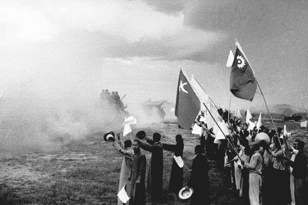 Местное население встречает советских воинов-освободителей, совершивших переход через Большой Хинган, 15 августа 1945 года / Семен Раскин/РИА Новости  