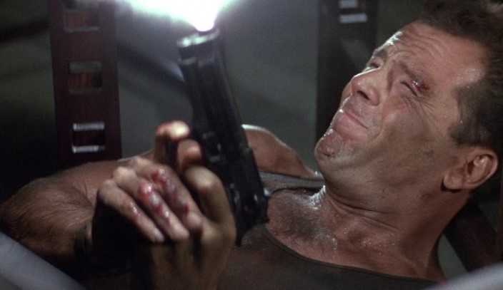 Джон Макклейн в исполнеии Брюса Уиллиса с "Беретта 92".