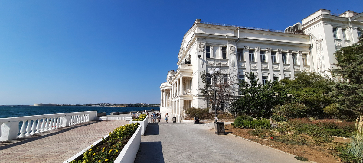 Конечно хотелось бы фотографировать море, и порт но нельзя...дабы чего врагу не выдать.