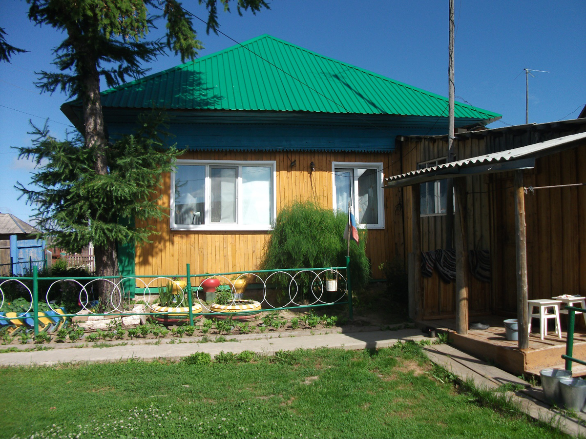 Рис. 2. Отчий дом после реконструкции в Горнослинкино, 2010 г.