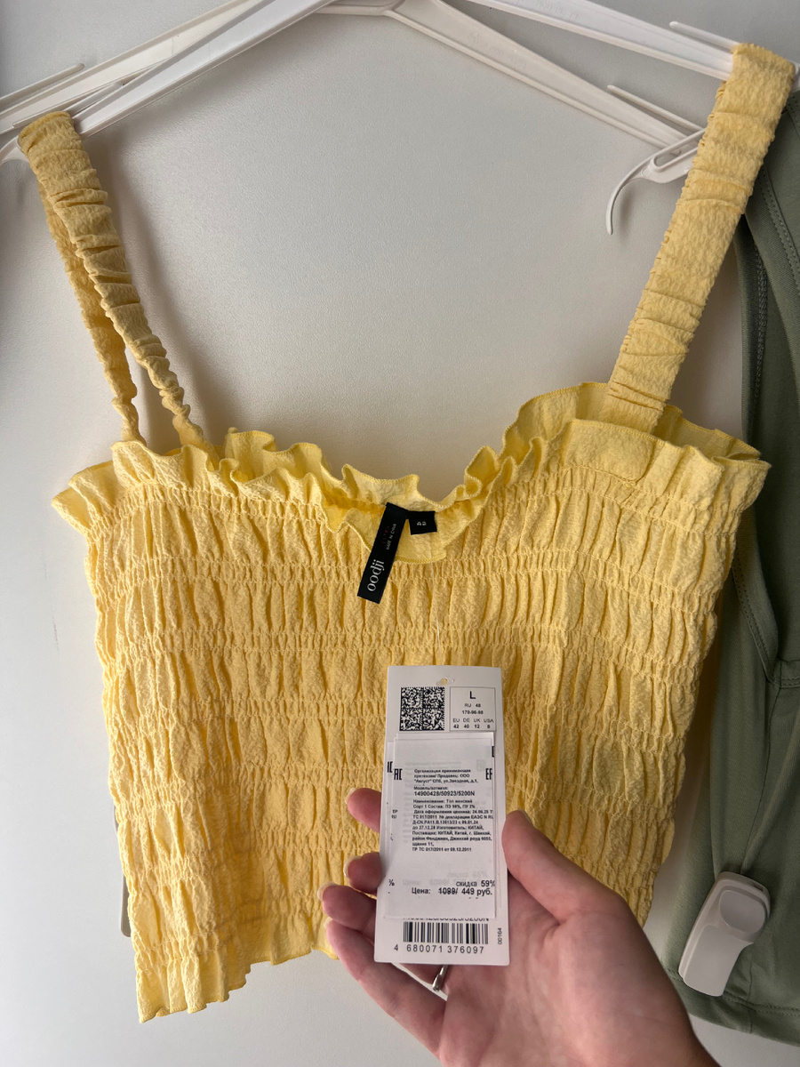 Забавно, что размер на топе стоит 42, на бирке L, а ношу я 44 🤣 вы тоже заметили, что бирки стали не соответствовать реальности?