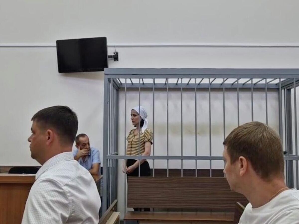    Обвиняемая в продаже кустарного алкоголя жительница Сочи в суде© Объединенная пресс-служба судов Краснодарского края/Telegram