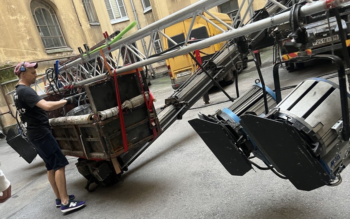 Свет на съемочной площадке, обеспечивался через окна, с улицы.  