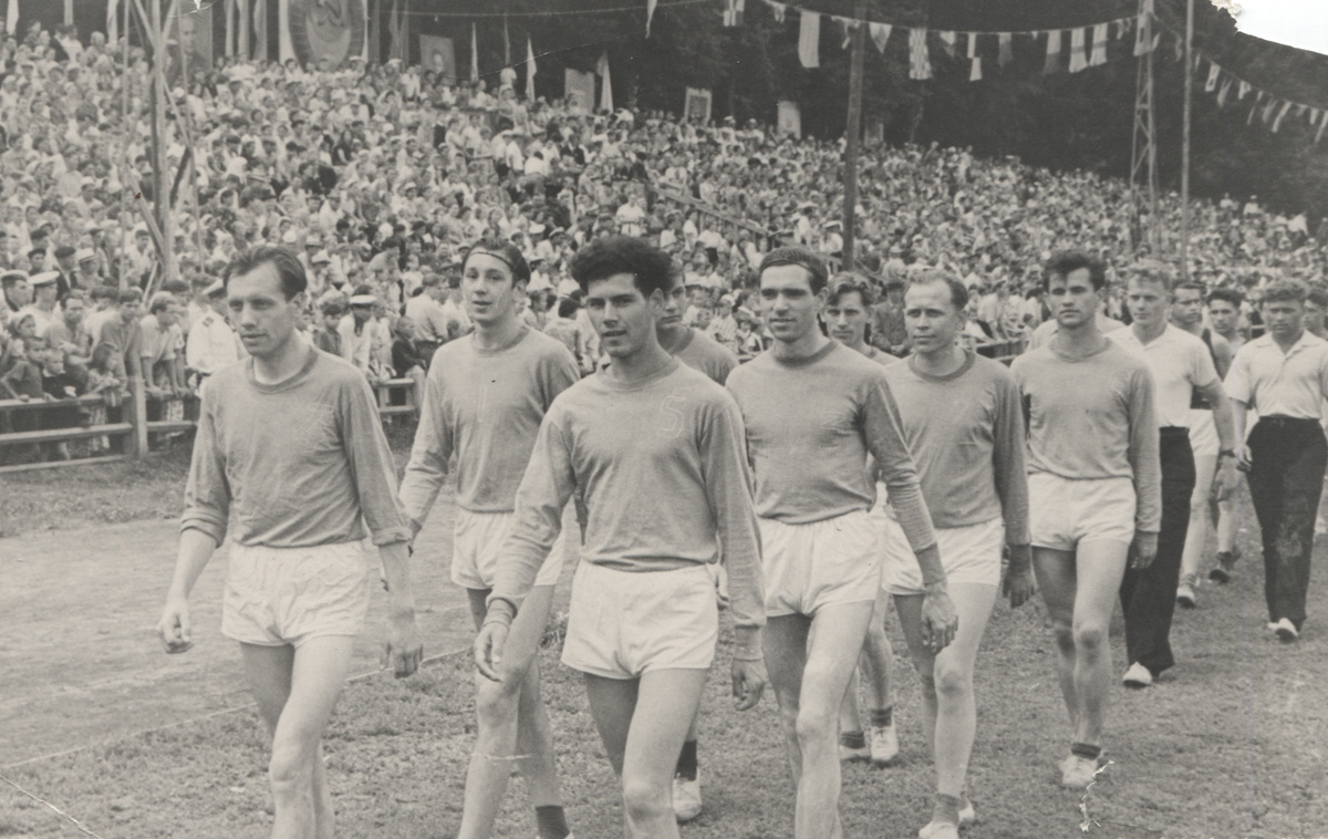 Это фото красноречиво говорит о том, какой популярностью пользовался День физкультурника в Зеленодольске в конце 50-х годов: трибуны переполнены!