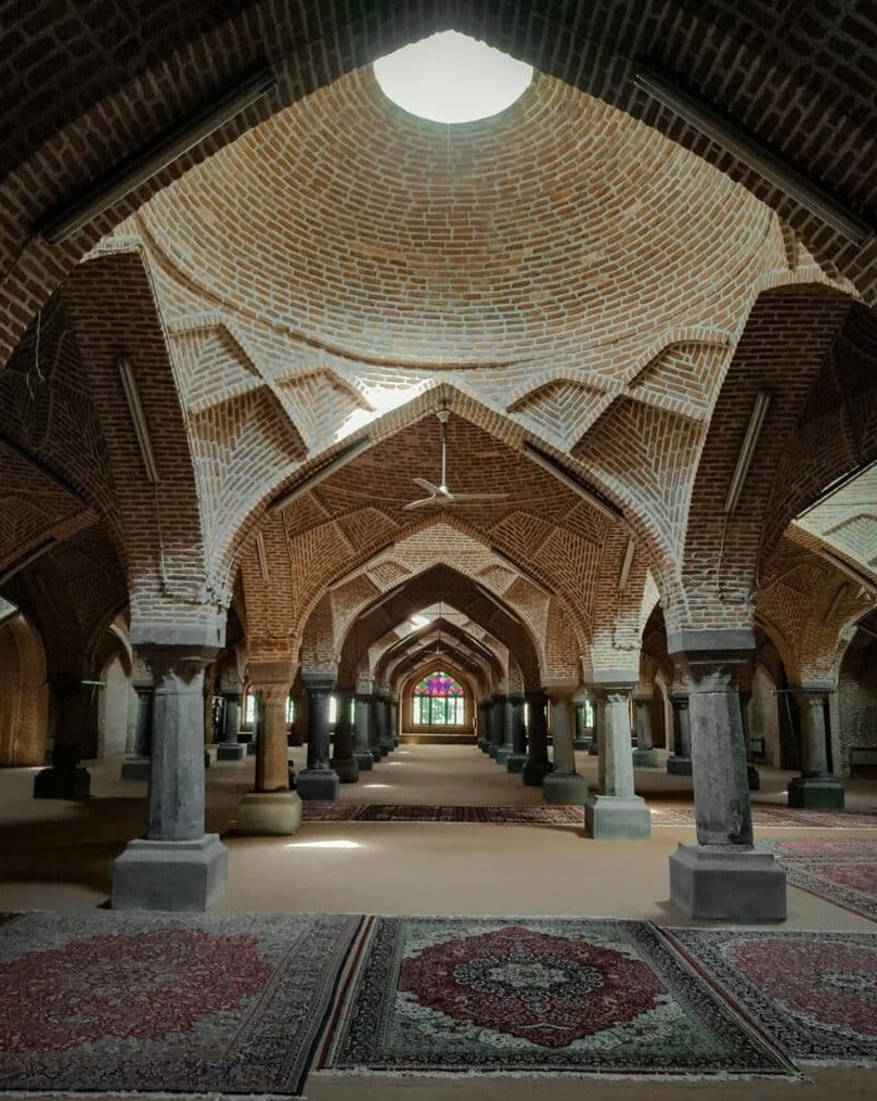 Будучи крупнейшим крытым рынком в мире, старинная архитектура хранит как старые, так и новые традиции, где ремесленники и мастера создают уникальные местные товары для жителей и гостей города. Здесь расположено более 5500 магазинов!