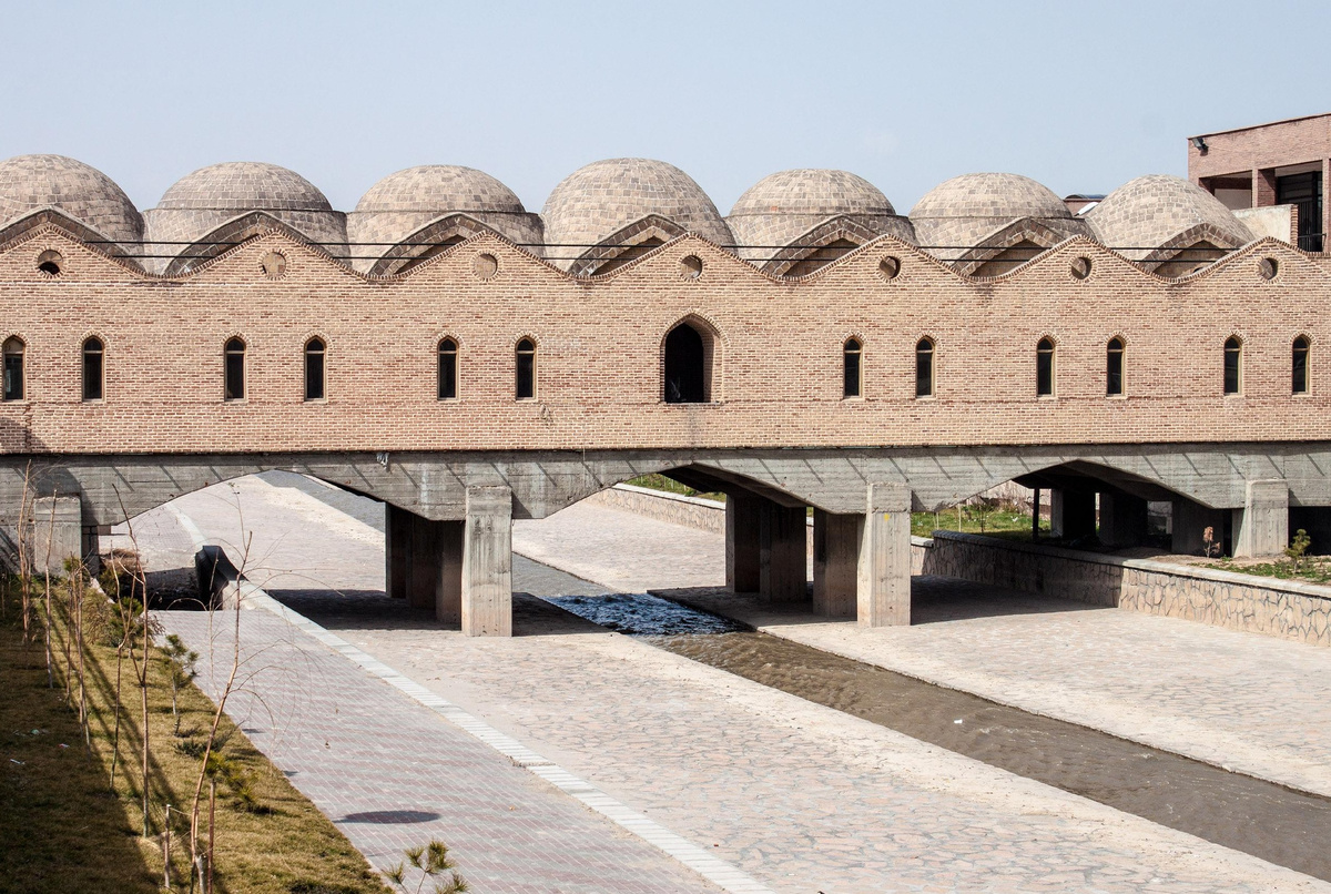 Базар упоминался венецианским путешественником Марко Поло, который утверждал, что посещал его во время своего путешествия по Шелковому пути.