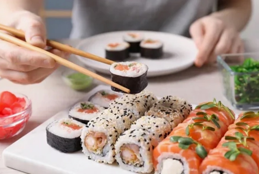 С любителями бесплатных роллов приходится разговаривать строго. Фото: Яндекс. Картинки