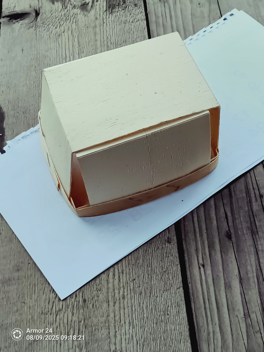 Определите: что находится под коробкой?