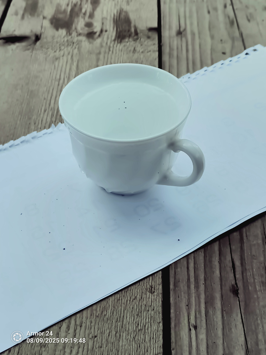 Белая кофейная чашка с водой