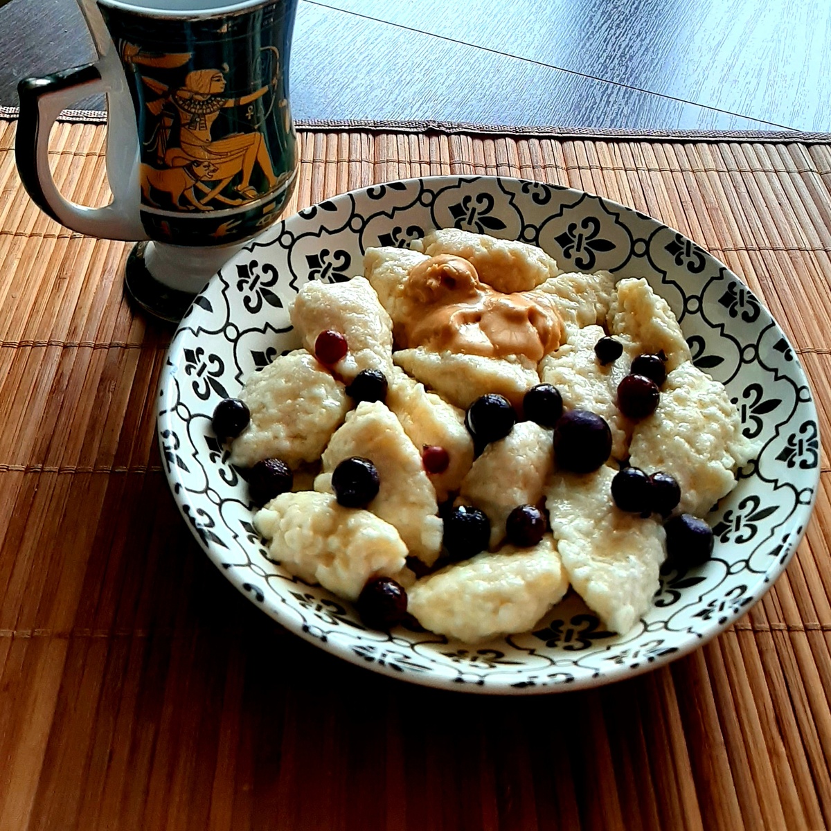 Ленивые вареники с арахисовой пастой и ягодами в лучах восходящего солнца