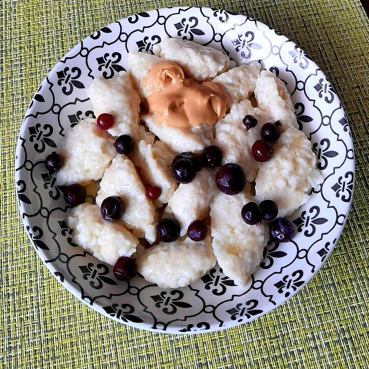 Ленивые вареники с арахисовой прстой и ягодами