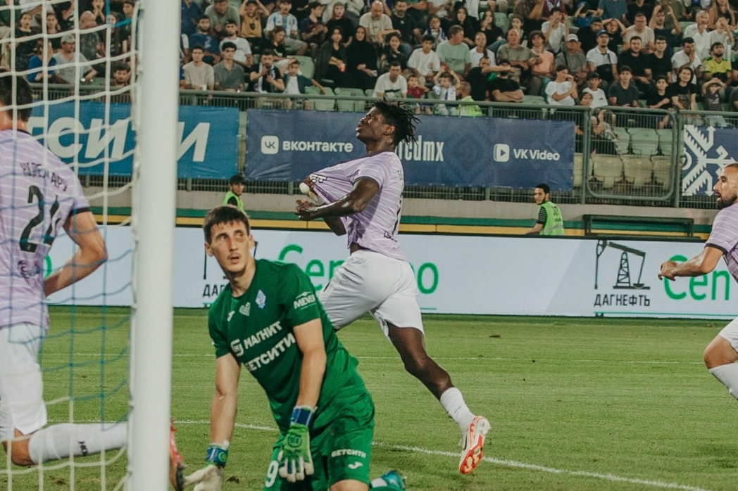 Жилсон Беншимол сравнял счет с передачи Артема Дзюбы. Фото: ФК "Акрон"