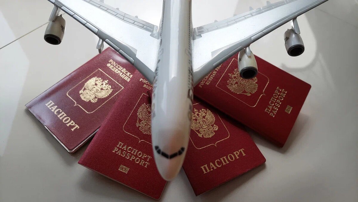 Фото автора. Загранпаспорта на 10 и 5 лет