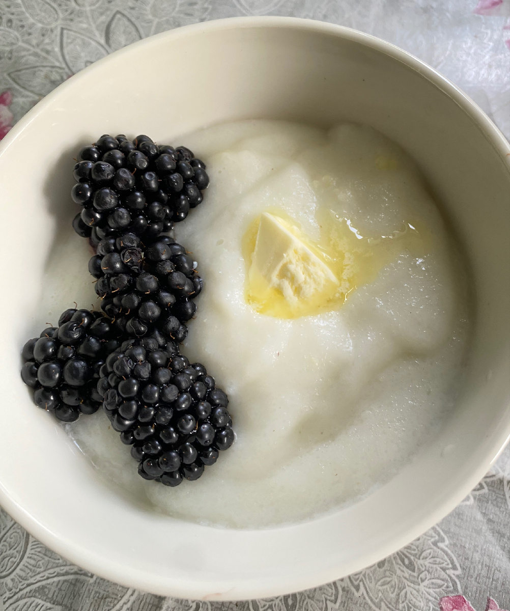 Рисовая манка на козьем молоке с ягодами. 