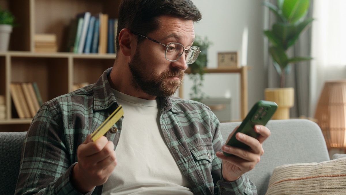 Shutterstock📷При наличии подозрений в нарушении 115-ФЗ операции по счету блокируются полностью, то есть снятие наличных, переводы и другие действия с деньгами невозможны