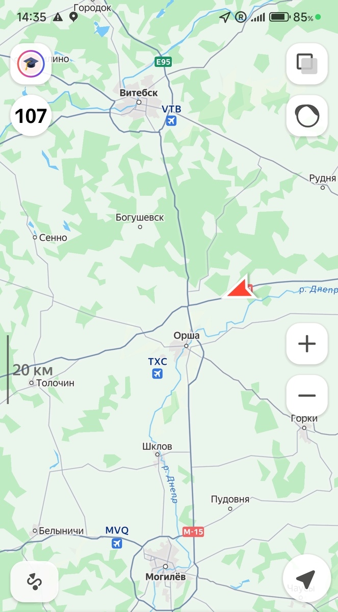 Мы в Витебской области. Перекресток дорог, прямо - на Минск, до него от красного курсора 250 км. Куда поехать? На Могилёв через Оршу или на Витебск? Уже все продумано. Едем на северо-запад, Толочин будет слева от нас, Сенно - справа. Нас ждёт городок Нарочь, находящийся на огромном озере с таким же названием. Озеро Нарочь - самое большое в Белоруссии.