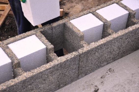 Несъемная опалубка из арболита, в оставшиеся карманы пихается арматура и заливается бетон