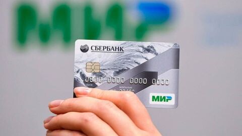 Россиян призвали снимать с карточек крупные суммы наличных: в чём дело
